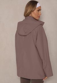 Renee - Jasnobrązowa Kurtka Typu Wiatrówka z Odpinanym Kapturem Ndivila. Okazja: na co dzień, na spacer. Kolor: brązowy. Materiał: jeans. Styl: klasyczny, casual