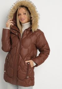 Born2be - Brązowa Pikowana Kurtka z Kapturem z Futerkiem Oliresa. Okazja: na co dzień. Typ kołnierza: kaptur. Kolor: brązowy. Materiał: futro. Styl: casual, sportowy #1