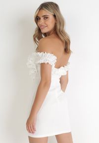 Born2be - Biała Dopasowana Sukienka Mini z Falbanką Udirda. Kolor: biały. Długość rękawa: na ramiączkach. Długość: mini #3