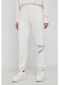 Calvin Klein Jeans Spodnie bawełniane damskie kolor beżowy z nadrukiem. Stan: podwyższony. Kolor: beżowy. Materiał: bawełna. Wzór: nadruk