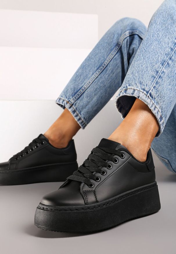 Renee - Czarne Basicowe Sneakersy na Platformie Tiaeliana. Okazja: na co dzień. Kolor: czarny. Materiał: jeans. Wzór: aplikacja. Obcas: na platformie