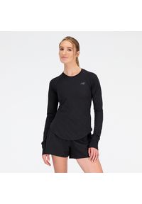 Koszulka damska New Balance WT31282BK – czarna. Kolor: czarny. Materiał: poliester. Długość rękawa: krótki rękaw. Długość: długie. Sport: fitness