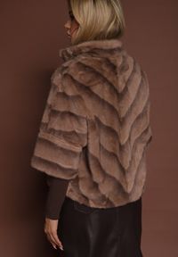 Renee - Ciemnobeżowa Trapezowa Kurtka Futerko z Rękawami Długości 3/4 Tadeva. Kolor: beżowy. Materiał: futro. Styl: elegancki #5
