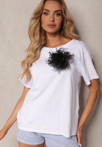 Renee - Biały T-shirt z Bawełny Ozdobiony Kwiatową Broszką Iloa. Kolor: biały. Materiał: bawełna. Wzór: aplikacja, kwiaty. Styl: elegancki #2
