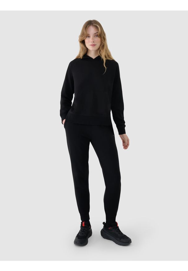 4f - 4F Spodnie dresowe joggery damskie - czarne XS. Kolor: czarny. Materiał: dresówka. Wzór: gładki, ze splotem