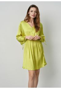 Ochnik - Limonkowa sukienka mini z bufiatymi rękawami. Kolor: zielony. Materiał: wiskoza. Długość: mini #1