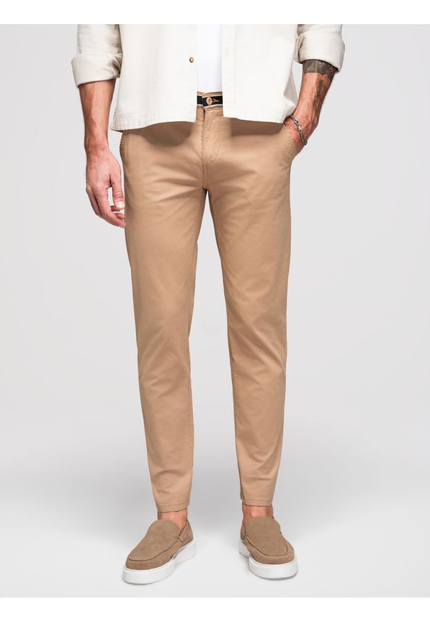 Ombre Clothing - Męskie spodnie chino z ozdobną taśmą w pasie SLIM FIT – piaskowe V5 - Rozmiar: XL. Okazja: na co dzień. Materiał: bawełna, elastan. Styl: casual