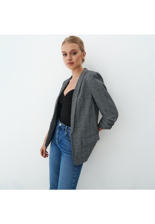 Mohito - Dzianinowa marynarka w kratę - Szary. Kolor: szary. Materiał: dzianina