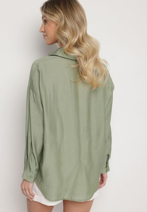 Born2be - Zielona Klasyczna Koszula o Kroju Oversize z Kieszonką Liorea. Okazja: na co dzień, na spotkanie biznesowe, do pracy. Typ kołnierza: kołnierzyk klasyczny. Kolor: zielony. Materiał: jeans. Długość rękawa: długi rękaw. Długość: długie. Styl: klasyczny