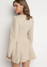 Born2be - Beżowa Koktajlowa Sukienka o Rozkloszowanym Kroju z Falbankami i Gorsetem Farian. Typ kołnierza: kołnierz z falbankami, dekolt gorset. Kolor: beżowy. Długość rękawa: długi rękaw. Typ sukienki: gorsetowe. Styl: wizytowy #4