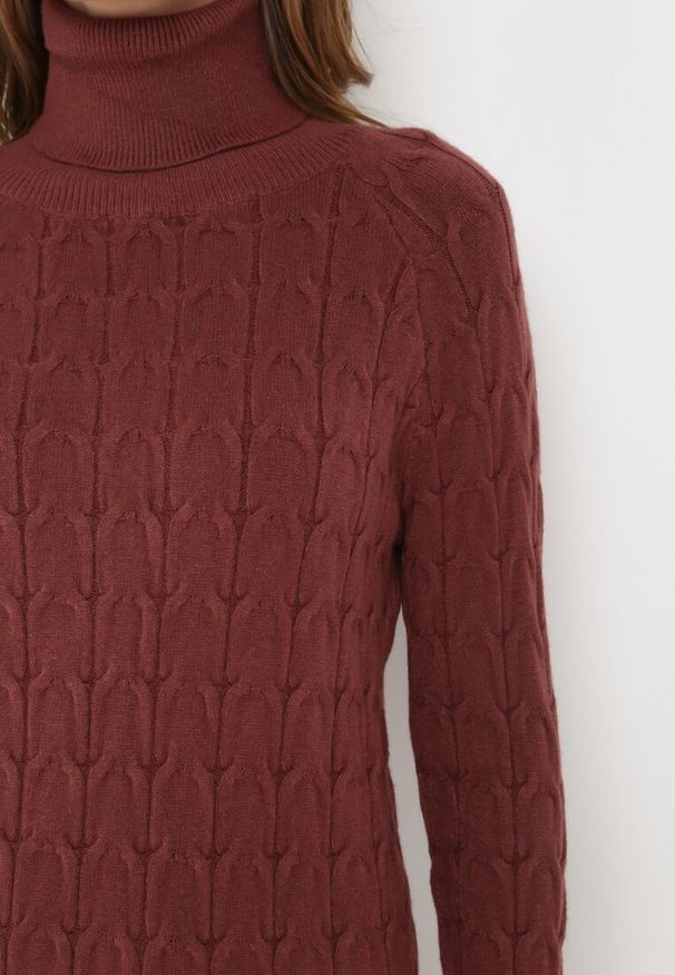 Born2be - Brązowa Midi Sukienka z Golfem o Pudełkowym Kroju i Długimi Rękawami ze Ściągaczami Yvonnena. Typ kołnierza: golf. Kolor: brązowy. Długość rękawa: długi rękaw. Długość: midi