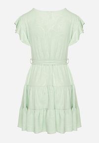 Born2be - Jasnozielona Kopertowa Sukienka Ozdobiona Falbanami i Paskiem Liliessa. Okazja: na co dzień. Typ kołnierza: dekolt w kształcie V. Kolor: zielony. Wzór: aplikacja. Typ sukienki: kopertowe. Styl: elegancki, casual, klasyczny #5