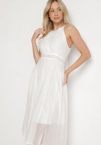 Born2be - Biała Rozkloszowana Sukienka z Tłoczonej Tkaniny z Wiązaniem z Tyłu Nimioretta. Okazja: na ślub cywilny, na imprezę, na wesele. Kolor: biały. Materiał: tkanina. Wzór: aplikacja. Typ sukienki: rozkloszowane. Styl: elegancki #1