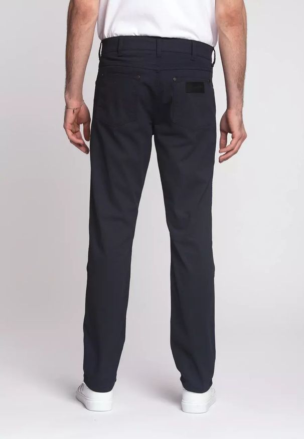 Wrangler - WRANGLER GREENSBORO MĘSKIE SPODNIE MATERIAŁOWE DARK NAVY W15QNDXAE 112338190. Materiał: materiał