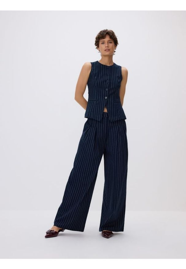 Reserved - Szerokie spodnie z lnem - granatowy. Kolor: niebieski. Materiał: len