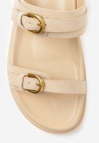 Renee - Beżowe Klapki Ozdobione Metalicznymi Klamrami Zelivra. Kolor: beżowy. Wzór: aplikacja. Sezon: lato. Styl: elegancki, boho #2