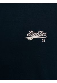 Big-Star - Koszulka dziewczęca z kontrastowym wykoŅczeniem granatowa Kola 403. Okazja: na uczelnię, na spacer, na co dzień. Kolor: niebieski. Materiał: dzianina. Wzór: nadruk. Styl: sportowy, elegancki, casual #4