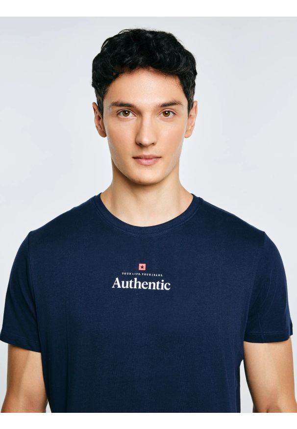 Big-Star - Koszulka męska z linii Authentic z nadrukiem granatowa Techmunen 403. Okazja: na co dzień. Kolor: niebieski. Materiał: jeans, bawełna. Wzór: nadruk. Sezon: lato. Styl: casual, sportowy