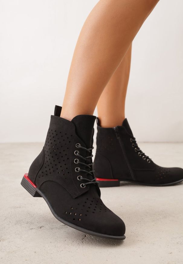Renee - Czarne Botki VICES z Ażurowymi Zdobieniami w Stylu Retro Limoni. Okazja: na co dzień. Zapięcie: sznurówki. Kolor: czarny. Materiał: jeans. Szerokość cholewki: normalna. Wzór: ażurowy, aplikacja. Styl: retro