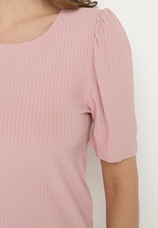 Born2be - Różowy Prążkowany T-shirt z Zakładkami przy Rękawach Kolanovia. Okazja: na co dzień. Kolor: różowy. Materiał: prążkowany. Styl: casual