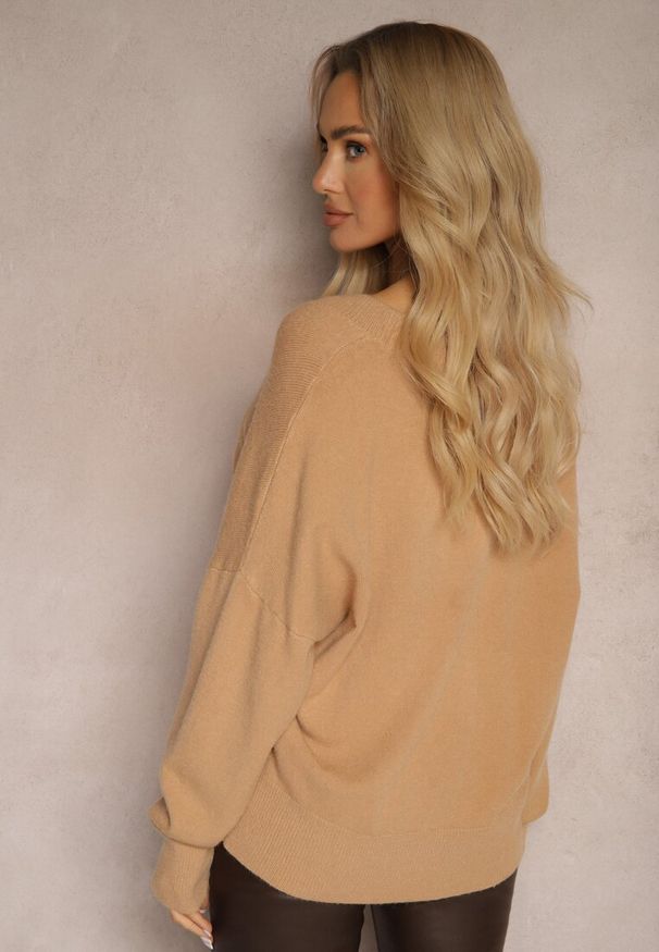 Renee - Ciemnobeżowy Klasyczny Sweter z Wiskozą i Kaszmirem Marirra. Okazja: na co dzień, do pracy. Typ kołnierza: dekolt w serek. Kolor: beżowy. Materiał: wiskoza, kaszmir. Styl: klasyczny