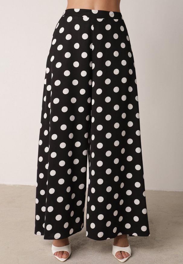 Born2be - Czarny Komplet w Kropki Bluzka z Wiązaniem przy Dekolcie i Szerokie Spodnie Chrirla. Kolor: czarny. Wzór: kropki