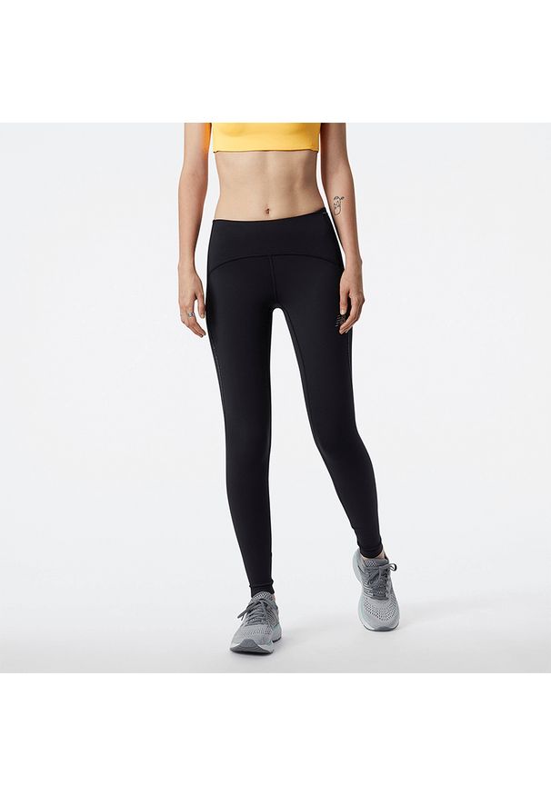 Legginsy damskie New Balance WP21273BK – czarne. Kolor: czarny. Materiał: materiał. Wzór: napisy. Sport: fitness, bieganie