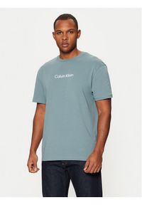 Calvin Klein T-Shirt Hero K10K111346 Niebieski Regular Fit. Kolor: niebieski. Materiał: bawełna #1