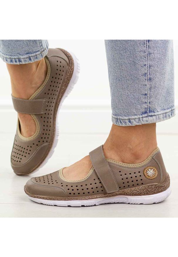 C.Beżowe vizon skórzane półbuty damskie T.Sokolski 2922. Okazja: na co dzień. Nosek buta: okrągły. Zapięcie: rzepy. Kolor: beżowy. Materiał: skóra. Szerokość cholewki: normalna. Sezon: wiosna, jesień, lato. Styl: casual, elegancki, klasyczny