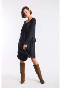 Nommo - Czarna Dzianinowa Sukienka z Asymetryczną Falbanką. Kolor: czarny. Materiał: dzianina. Typ sukienki: asymetryczne #1