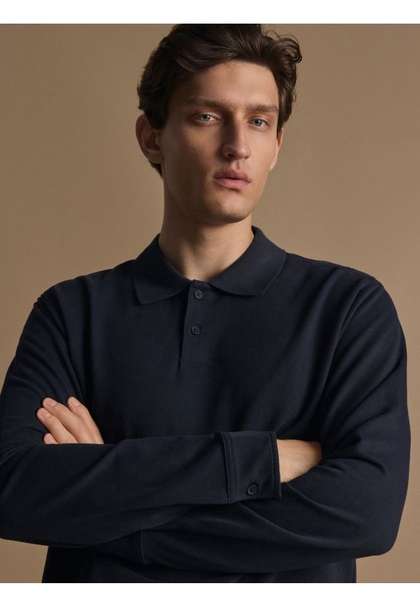 Reserved - Bawełniany longsleeve polo - granatowy. Typ kołnierza: polo. Kolor: niebieski. Materiał: bawełna. Długość rękawa: długi rękaw