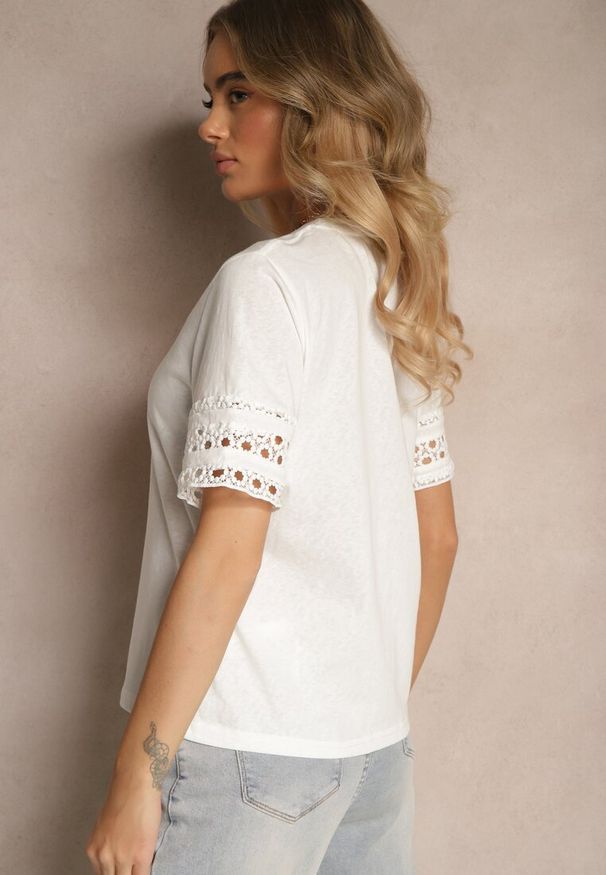 Renee - Biały Bawełniany T-shirt z Ażurowymi Rękawkami Zolreia. Okazja: na co dzień. Kolor: biały. Materiał: bawełna. Długość rękawa: krótki rękaw. Wzór: ażurowy. Styl: sportowy, casual