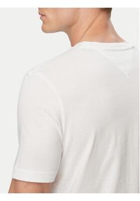 TOMMY HILFIGER - Tommy Hilfiger T-Shirt MW0MW43226 Biały Regular Fit. Kolor: biały. Materiał: bawełna #4