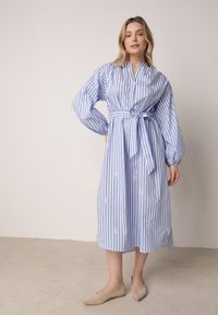 Born2be - Niebieska Pudełkowa Sukienka z Bawełny Zdobiona Haftem i Wiązanym Paskiem Nahssa. Okazja: do pracy, na co dzień, na spotkanie biznesowe, na spacer. Kolor: niebieski. Materiał: bawełna. Wzór: aplikacja, haft. Typ sukienki: proste. Styl: elegancki, biznesowy, casual #7