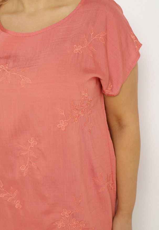 Born2be - Łososiowa Bluzka z Krótkim Luźnym Rękawem Mepola. Okazja: na co dzień. Kolekcja: plus size. Kolor: różowy. Materiał: jeans. Długość rękawa: krótki rękaw. Długość: krótkie. Styl: elegancki, casual