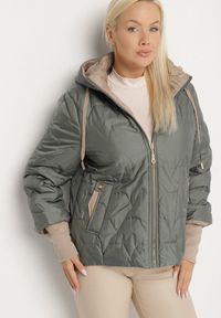 Born2be - Zielona Pikowana Kurtka z Kapturem i Przedłużonym Tyłem Tulunia. Okazja: na spacer. Typ kołnierza: kaptur. Kolekcja: plus size. Kolor: zielony. Materiał: jeans. Wzór: aplikacja. Styl: elegancki