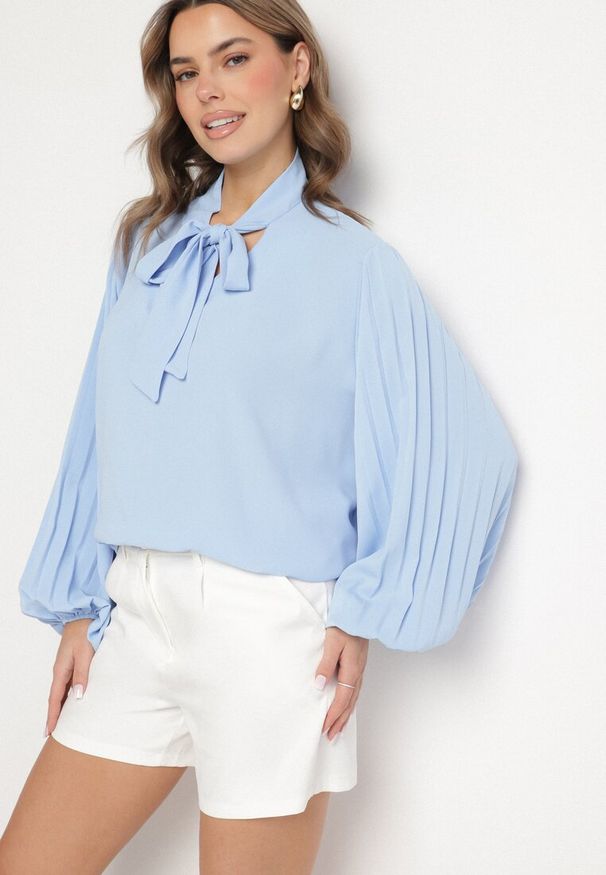 Born2be - Jasnoniebieska Bluzka z Plisowanymi Rękawami i Wiązaniem pod Szyją Jenindria. Okazja: na co dzień. Kolor: niebieski. Materiał: jeans. Styl: casual