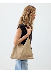 Reserved - Zamszowa torebka - beżowy. Kolor: beżowy. Materiał: zamszowe #1
