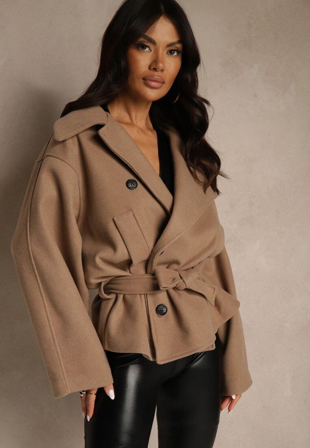 Renee - Beżowy Pudełkowy Krótki Płaszcz z Wiskozą z Wiązanym Paskiem i Kołnierzykiem Tusainea. Kolor: beżowy. Materiał: wiskoza. Długość: krótkie