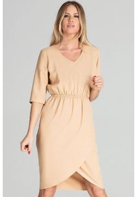 Figl - Asymetryczna sukienka midi z gumą w pasie beżowa. Okazja: do pracy, na co dzień. Kolor: beżowy. Materiał: guma. Typ sukienki: asymetryczne. Styl: casual. Długość: midi #1