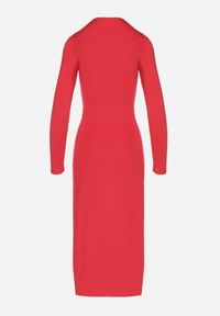 Born2be - Czerwona Sukienka Taliowana z Asymetrycznym Dekoltem i Rozcięciem Saiala. Okazja: do pracy, na spotkanie biznesowe. Kolor: czerwony. Długość rękawa: długi rękaw. Typ sukienki: asymetryczne. Styl: wizytowy, biznesowy, klasyczny #4