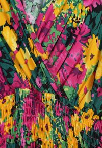 Born2be - Żółto-Fuksjowa Wiskozowa Sukienka Maxi w Kwiaty z Gumką w Talii i Kopertowym Dekoltem Trelline. Kolor: żółty. Materiał: wiskoza. Długość rękawa: krótki rękaw. Wzór: kwiaty. Typ sukienki: kopertowe. Długość: maxi #6