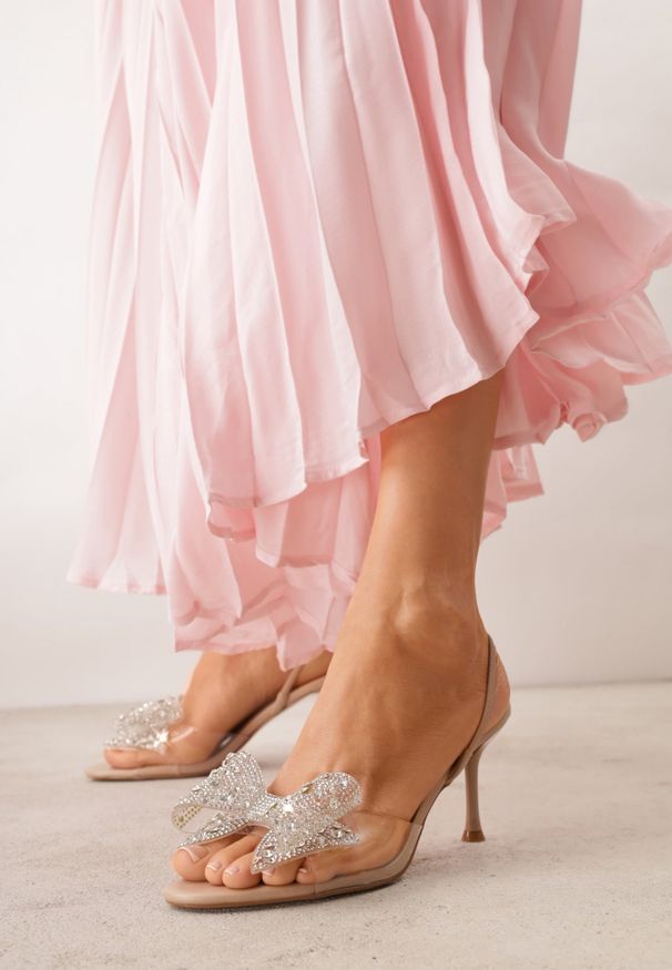 Renee - Ciemnobeżowe Transparentne Sandały VICES na Szpilce Zdobione Cyrkoniową Kokardą Phrilirea. Zapięcie: pasek. Kolor: beżowy. Wzór: aplikacja. Obcas: na szpilce. Styl: glamour