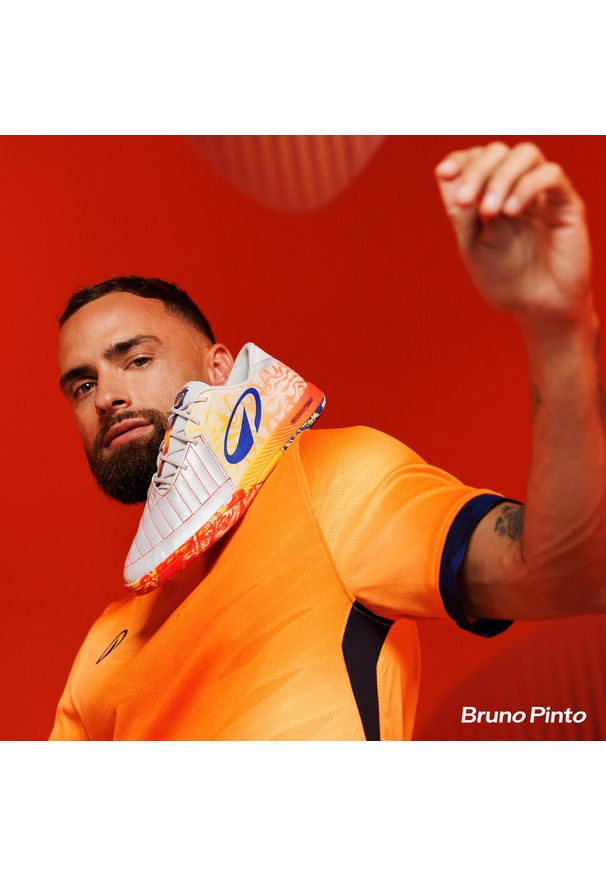 KIPSTA - Buty po piłki nożnej halowej Kipsta Ginka Pro Futsal Pack Pulse. Kolor: czerwony, pomarańczowy, wielokolorowy, żółty. Materiał: skóra, kauczuk. Szerokość cholewki: normalna. Sport: piłka nożna