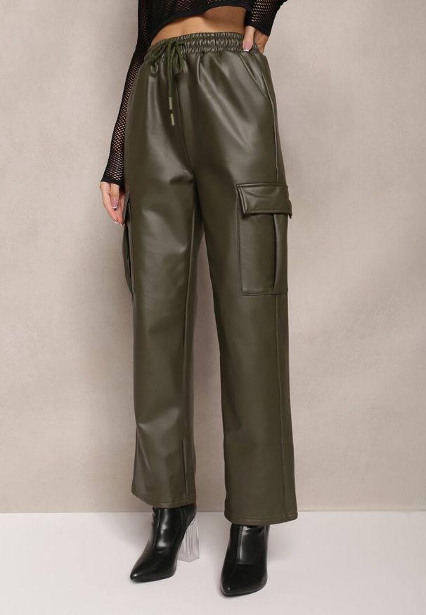 Renee - Ciemnozielone Szerokie Spodnie High Waist Ocieplone w Stylu Cargo z Gumką w Pasie i Kieszeniami na Klapy Vilencja. Stan: podwyższony. Kolor: zielony