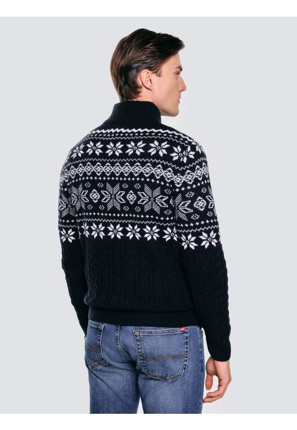 Big-Star - Sweter męski ze skandynawskim wzorem granatowy Kevino 403. Okazja: na co dzień. Typ kołnierza: kołnierzyk stójkowy. Kolor: niebieski. Materiał: jeans, dzianina. Długość: krótkie. Wzór: ze splotem. Styl: elegancki, casual, klasyczny