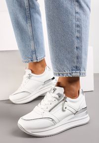 Renee - Białe Sneakersy na Platformie z Metaliczną Lamówką i Brokatem Bivina. Kolor: biały. Wzór: aplikacja. Obcas: na platformie #5