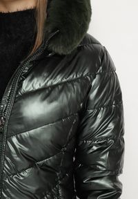 Born2be - Ciemnozielona Metaliczna Kurtka Pikowana z Kapturem Eclaris. Okazja: na co dzień. Typ kołnierza: kaptur. Kolor: zielony. Materiał: jeans, futro. Długość rękawa: długi rękaw. Długość: długie. Wzór: aplikacja. Styl: casual, elegancki #2