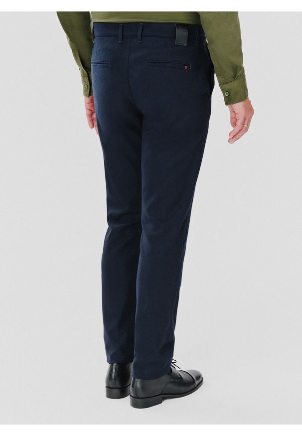 Pako Lorente - PAKO LORENTE – Casualowe granatowe spodnie męskie. Okazja: na co dzień. Kolor: niebieski. Materiał: poliester, wiskoza, elastan. Wzór: gładki. Sezon: jesień. Styl: casual