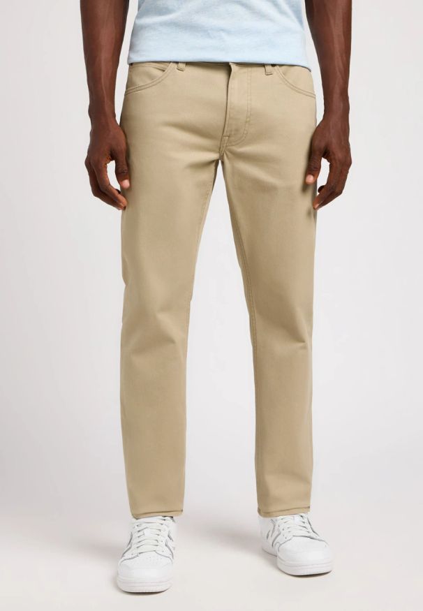 Lee - MESKIE SPODNIE MATERIALOWE LEE DAREN ZIP FLY KANSAS CITY KHAKI 112349219. Kolor: brązowy